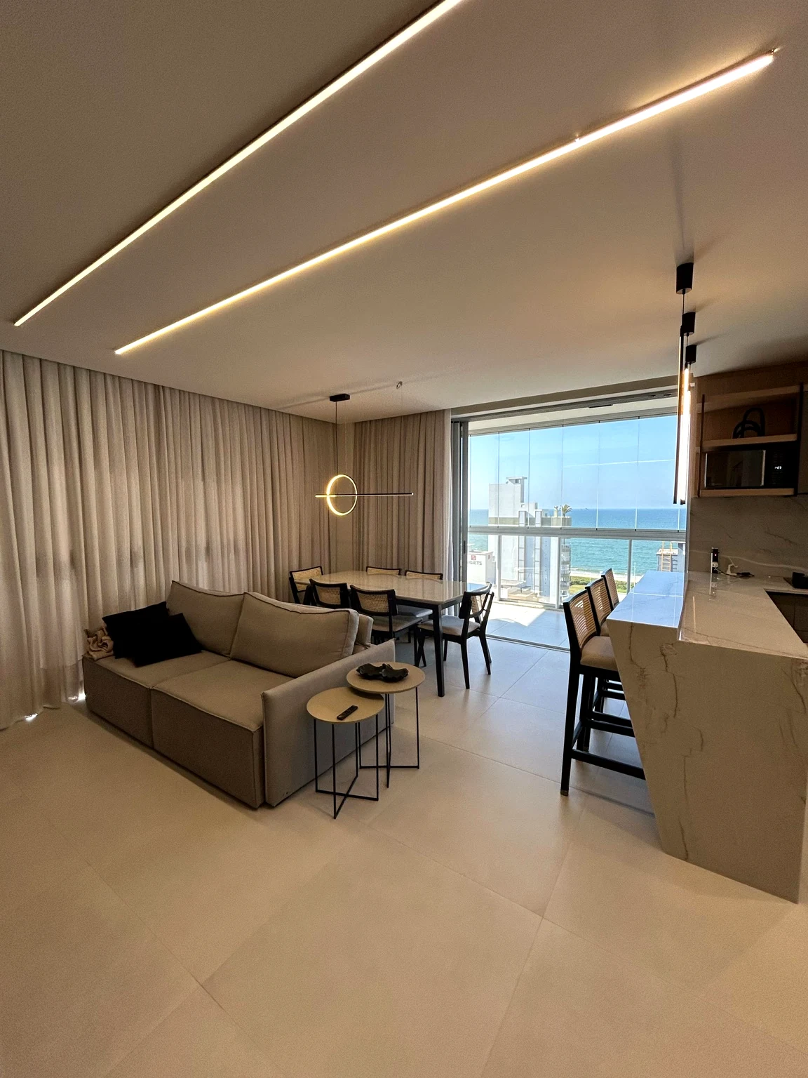 Living integrado com vista para o mar