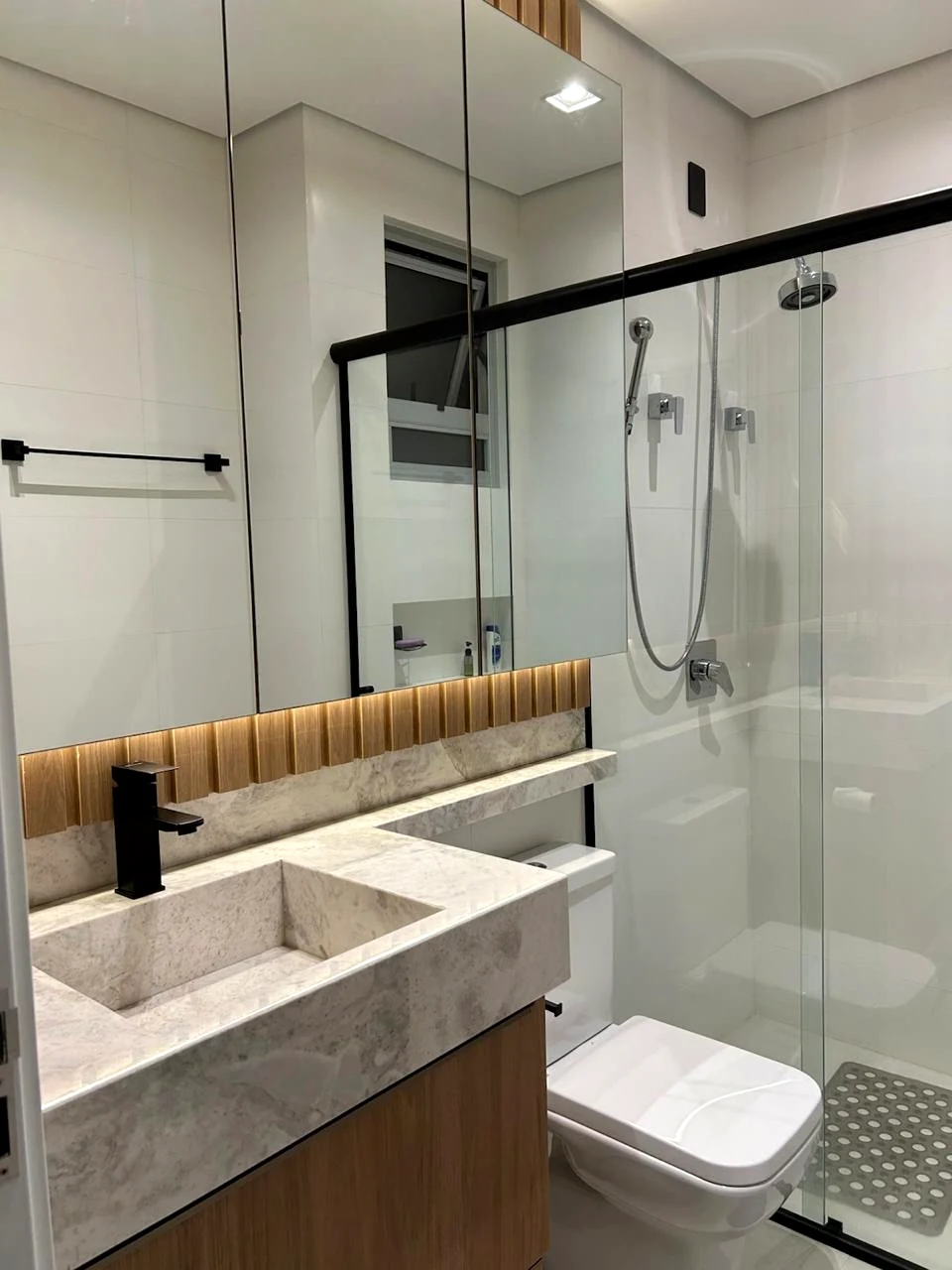 Banheiro com acabamento contemporâneo