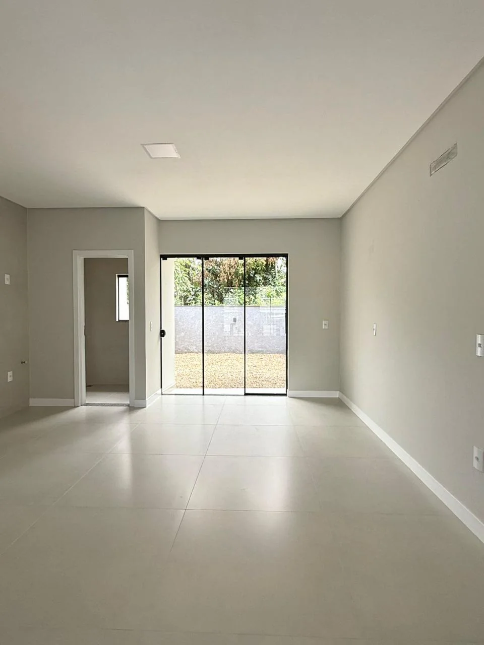 Living com acesso ao jardim
