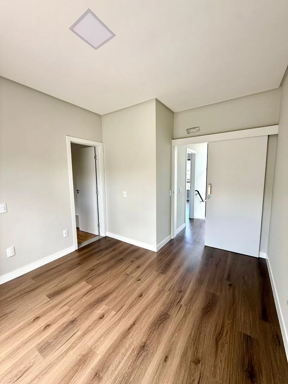 Suíte com piso vinílico